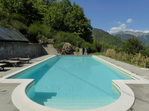 Гостиница Spacious Chalet in Cutigliano with Swimming Pool  Кутильяно